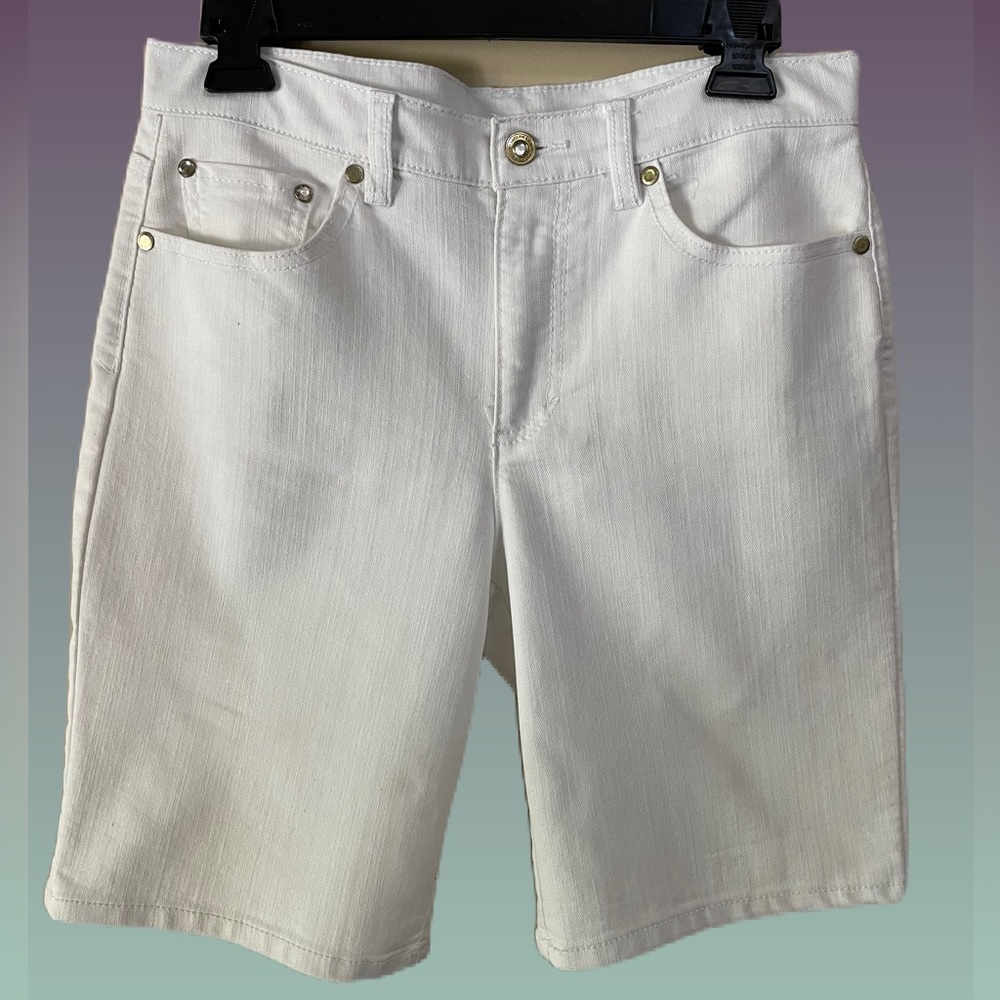 Jaclyn Smith Ladies White Denim Shorts - Size 6